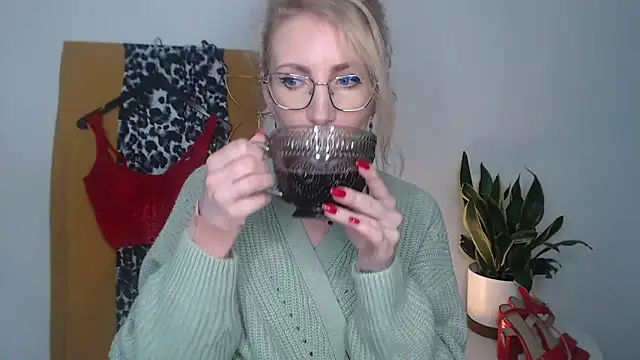 CinderellaMoon online show from April 15, 2026, 5:25 am