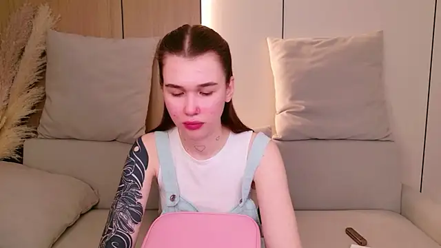 Hana Watt online show from April 10, 2026, 8:08 am