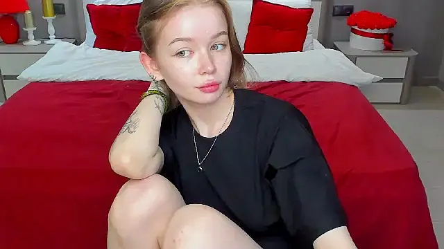 Snapshot of Violetta__Dreams chatting on May 7, 2026, 4:23 pm Violetta Dreams online show from May 7, 2026, 4:23 pm