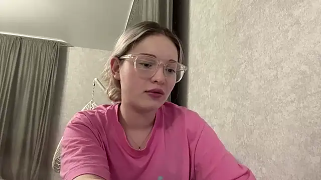 Snapshot of Linaceleste chatting on February 25, 2026, 2:05 pm Linaceleste online show from February 25, 2026, 2:05 pm