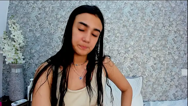 Snapshot of Anika_H chatting on April 19, 2026, 6:10 pm Anika H online show from April 19, 2026, 6:10 pm