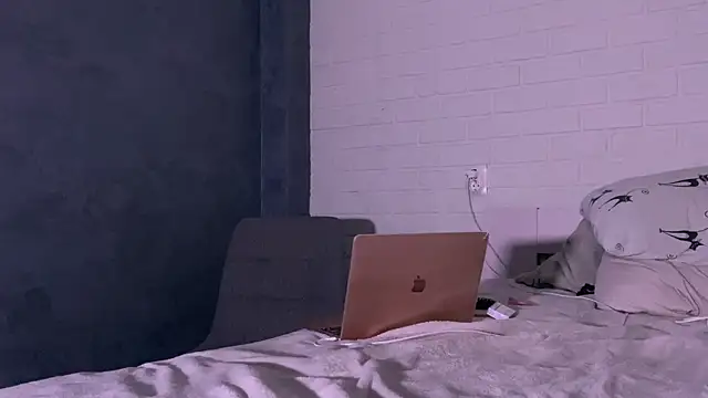 missmiroslava online show from April 13, 2026, 1:16 pm