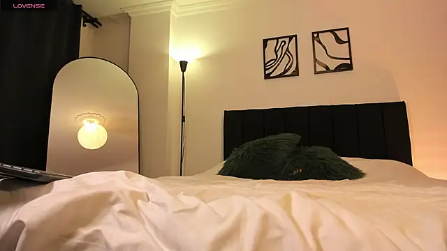 maite evanss online show from April 15, 2026, 2:07 am