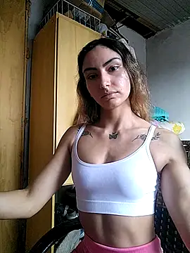 Larinhacat online show from February 17, 2026, 8:26 pm