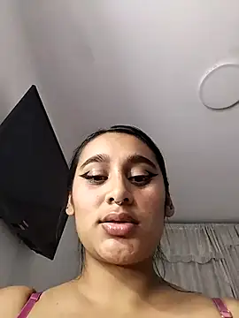 Snapshot of amira_moon18 chatting on February 20, 2026, 6:26 am amira moon18 online show from February 20, 2026, 6:26 am