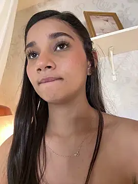 AlessiaVallmont online show from April 2, 2026, 9:01 pm