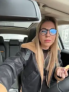 Snapshot of LisaMurr chatting on March 16, 2026, 12:20 pm LisaMurr online show from March 16, 2026, 12:20 pm