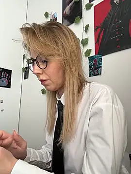 Snapshot of LisaMurr chatting on March 18, 2026, 10:29 am LisaMurr online show from March 18, 2026, 10:29 am