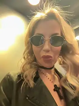 Snapshot of LisaMurr chatting on March 20, 2026, 10:09 am LisaMurr online show from March 20, 2026, 10:09 am