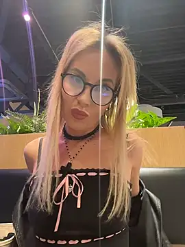 Snapshot of LisaMurr chatting on March 26, 2026, 10:43 am LisaMurr online show from March 26, 2026, 10:43 am