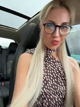 Snapshot of LisaMurr chatting on April 7, 2026, 10:26 am LisaMurr online show from April 7, 2026, 10:26 am