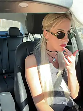 Snapshot of LisaMurr chatting on April 10, 2026, 12:21 pm LisaMurr online show from April 10, 2026, 12:21 pm