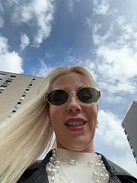 Snapshot of LisaMurr chatting on April 14, 2026, 10:43 am LisaMurr online show from April 14, 2026, 10:43 am