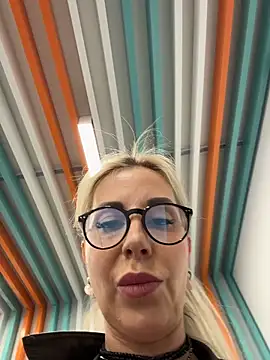 Snapshot of LisaMurr chatting on April 15, 2026, 11:28 am LisaMurr online show from April 15, 2026, 11:28 am