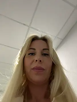 Snapshot of LisaMurr chatting on June 1, 2026, 2:08 pm LisaMurr online show from June 1, 2026, 2:08 pm