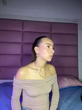 Snapshot of Sophiie_18 chatting on February 19, 2026, 12:12 pm Sophiie 18 online show from February 19, 2026, 12:12 pm