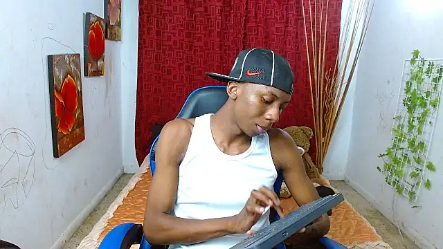Snapshot of milo018 chatting on July 1, 2026, 7:54 am milo018 online show from July 1, 2026, 7:54 am
