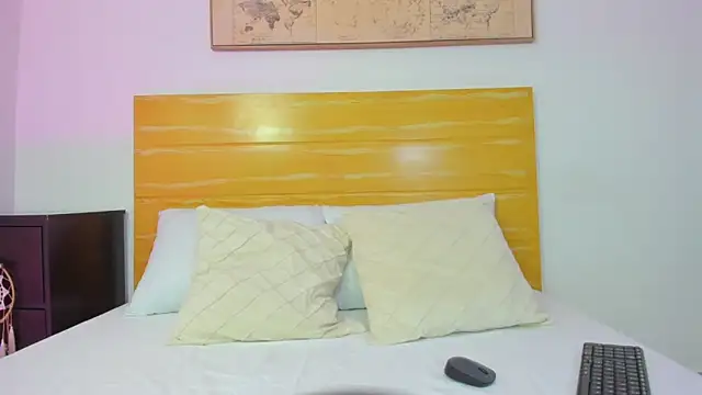 mia watsonn  online show from April 12, 2026, 3:00 am