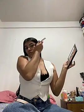 Snapshot of Alara_Key chatting on February 26, 2026, 10:53 pm Alara Key online show from February 26, 2026, 10:53 pm