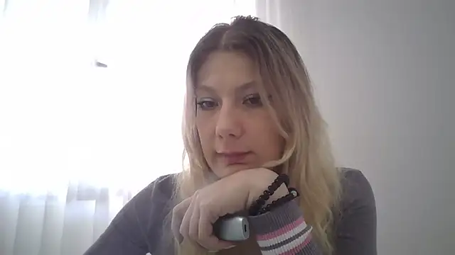 Snapshot of Foxy_Bright chatting on February 28, 2026, 12:39 pm Foxy Bright online show from February 28, 2026, 12:39 pm