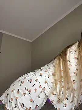 Snapshot of EvelynRavenwood chatting on February 25, 2026, 3:32 pm EvelynRavenwood online show from February 25, 2026, 3:32 pm