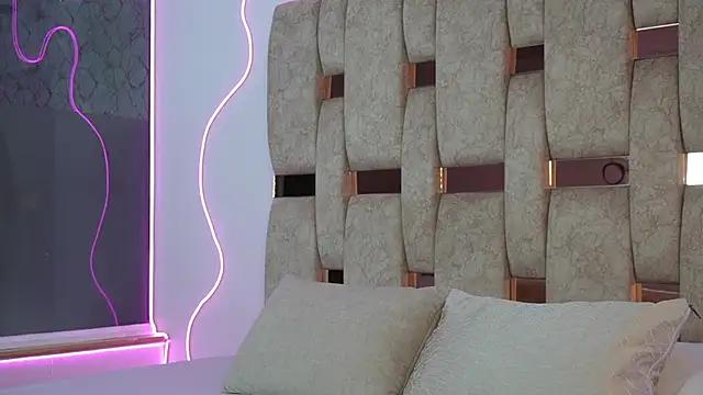 Fernanda thail  online show from April 11, 2026, 7:40 pm