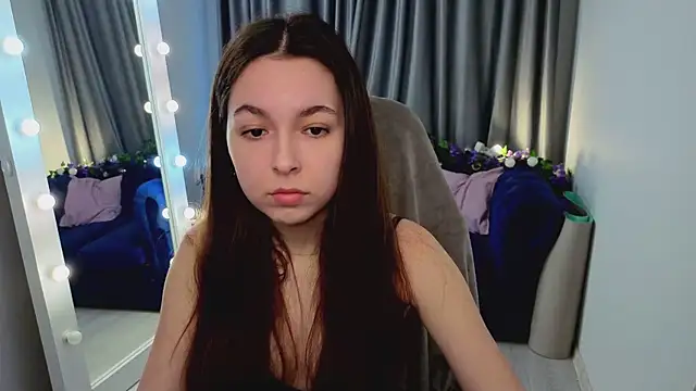 BellaThery online show from April 15, 2026, 5:03 am