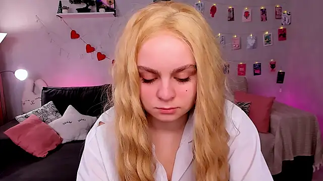 Snapshot of VivienAllen chatting on March 1, 2026, 2:24 am VivienAllen online show from March 1, 2026, 2:24 am