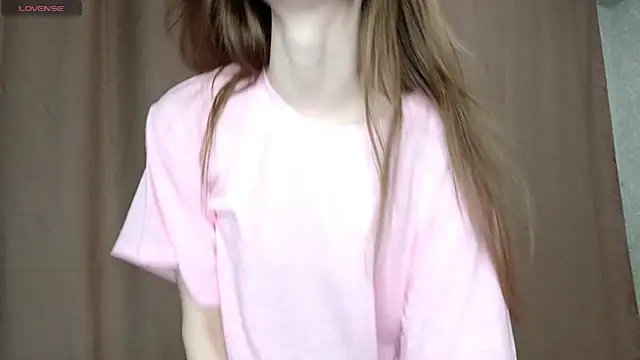 Snapshot of LeslieShay chatting on February 24, 2026, 5:33 pm LeslieShay online show from February 24, 2026, 5:33 pm