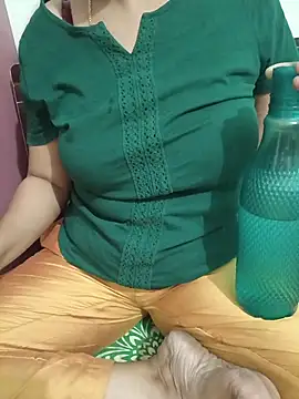 Queenlipx online show from March 27, 2026, 4:51 pm