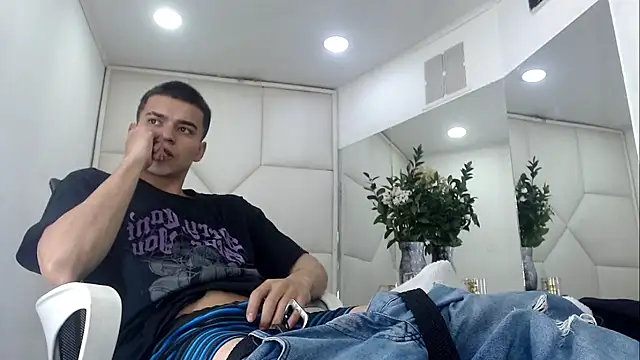 Snapshot of SanttiiBuck chatting on February 27, 2026, 12:05 pm SanttiiBuck online show from February 27, 2026, 12:05 pm