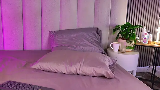 AlessiaAuren online show from April 16, 2026, 9:39 pm