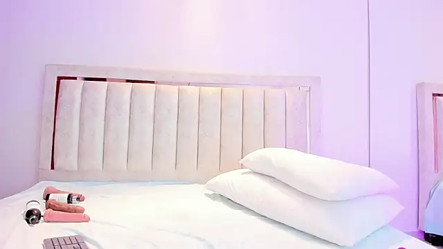 AlaiaMoretti  online show from March 13, 2026, 5:25 am