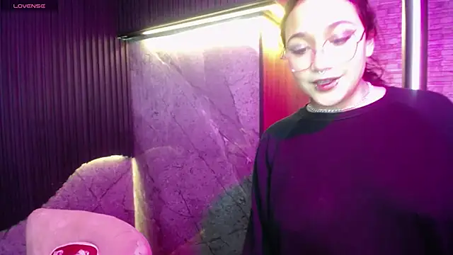 Aura cute  online show from April 9, 2026, 3:39 am