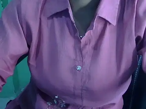 cute momo love online show from May 12, 2026, 5:04 am