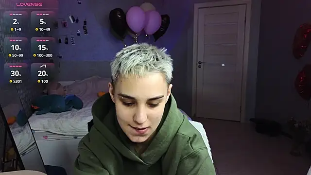 LuxuryLoverss online show from March 25, 2026, 11:16 am