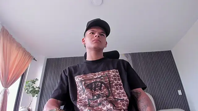 Snapshot of DylanRoyce_ chatting on April 28, 2026, 12:43 pm DylanRoyce online show from April 28, 2026, 12:43 pm