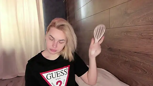 AmmyLuu online show from April 19, 2026, 10:36 am