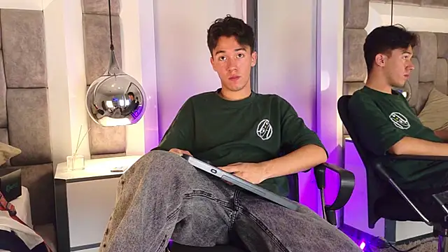 Snapshot of Austin_Reedss chatting on May 21, 2026, 1:18 pm Austin Reedss online show from May 21, 2026, 1:18 pm