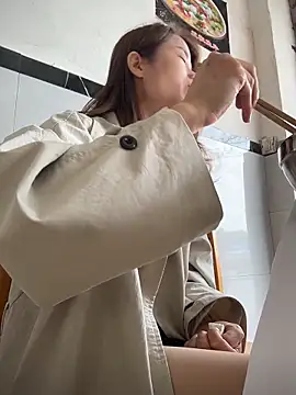 Mia-lp online show from April 15, 2026, 3:35 am