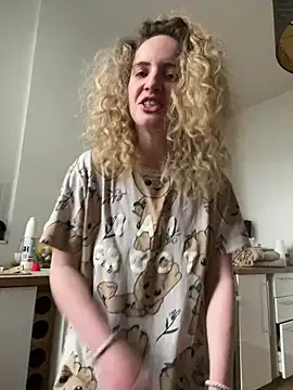 Snapshot of curlyirishgirl chatting on February 26, 2026, 5:01 pm curlyirishgirl online show from February 26, 2026, 5:01 pm