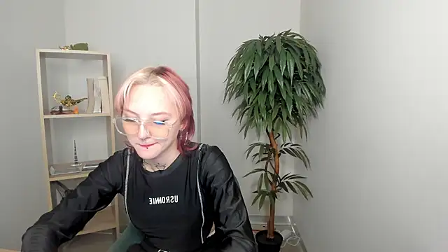 LilySalmond online show from March 6, 2026, 8:11 am