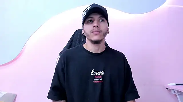 DanteLuxx online show from April 14, 2026, 4:29 am