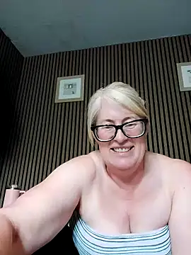 Snapshot of FlirtyFleur-x chatting on June 8, 2026, 8:37 am FlirtyFleur-x online show from June 8, 2026, 8:37 am