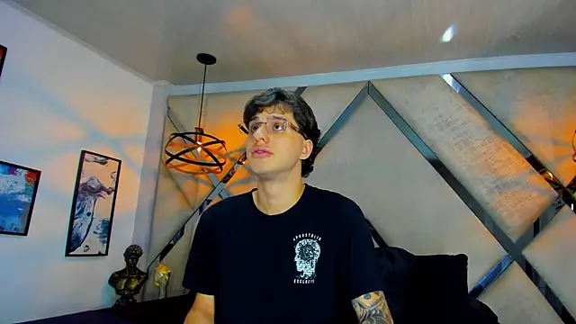 Snapshot of EXCLUSIVE8 chatting on April 2, 2026, 4:32 am EXCLUSIVE8 online show from April 2, 2026, 4:32 am