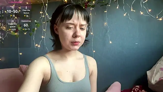 AueshaSimon online show from April 15, 2026, 5:14 am