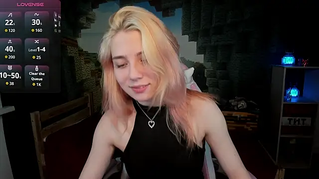 Snapshot of RosaFowler chatting on April 29, 2026, 9:35 am RosaFowler online show from April 29, 2026, 9:35 am
