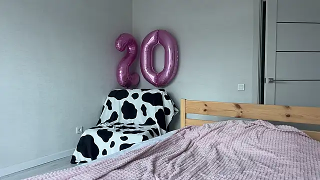 Lolatatee online show from April 1, 2026, 3:51 am