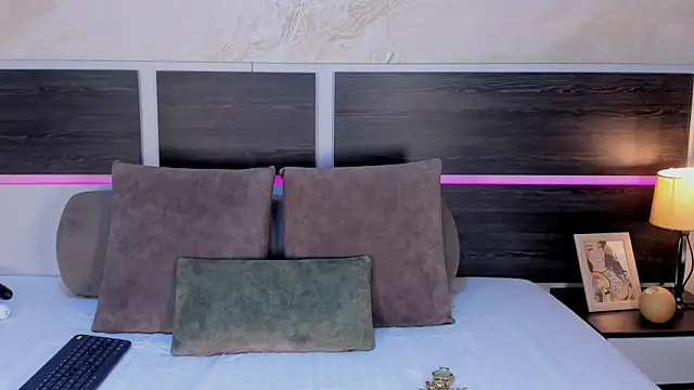 Natalia Cruzz online show from April 15, 2026, 7:43 pm