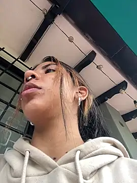 Snapshot of VioletaHills_ chatting on May 9, 2026, 11:59 am VioletaHills online show from May 9, 2026, 11:59 am